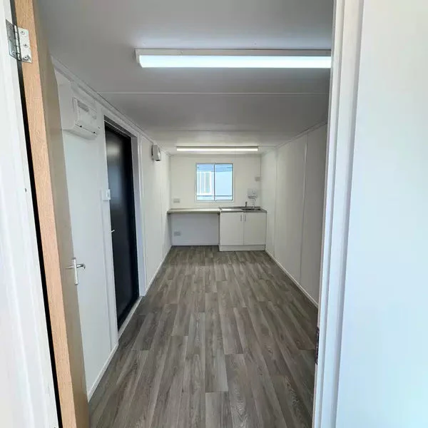Contenedor de oficina 2,4 x 6,4 m con bano y cocina - Imagen 5