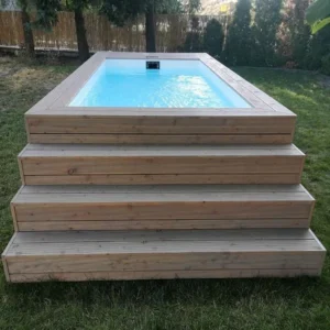 Piscina contenedor con revestimiento de madera