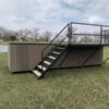 Piscina contenedor elevada con terraza integrada