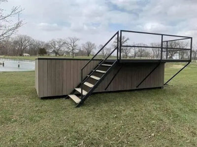Piscina contenedor elevada con terraza integrada