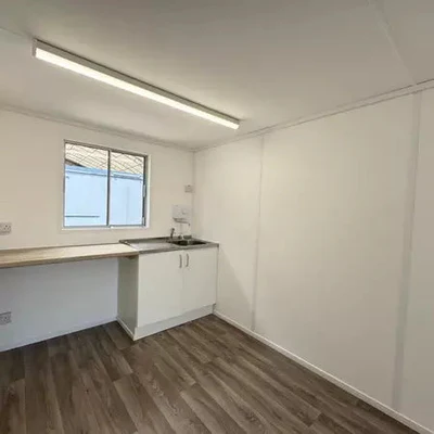 Contenedor de oficina 2,4 x 6,4 m con bano y cocina - Imagen 6